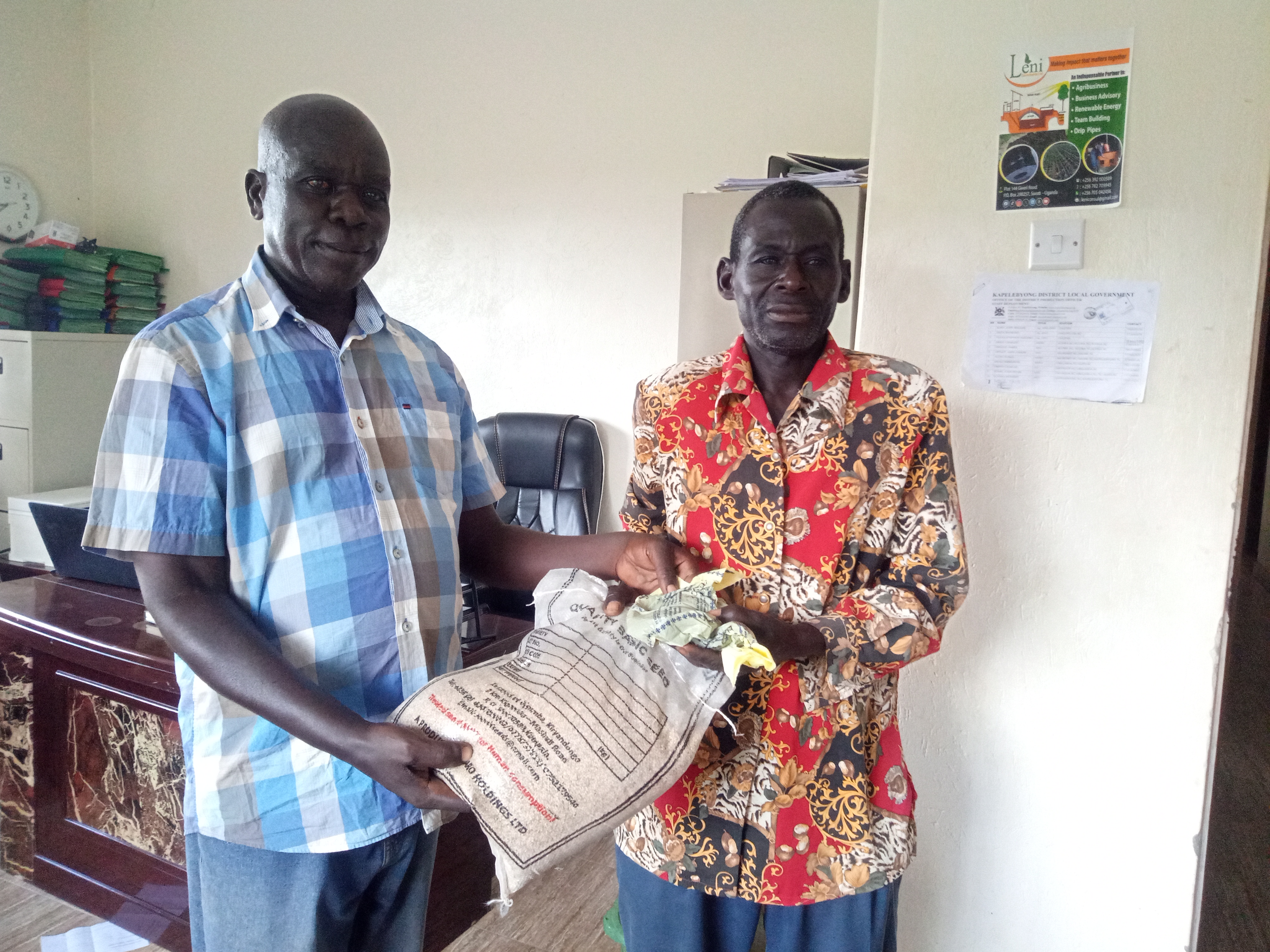 One local farmer receiving seeds from Mr. Eceru Peter, the Agric Extension Officer of Kapelebyong in the Production office on Thursday.jpg One local farmer receiving seeds from Mr. Eceru Peter, the Agric Extension Officer of Kapelebyong in the Production office on Thursday.jpg